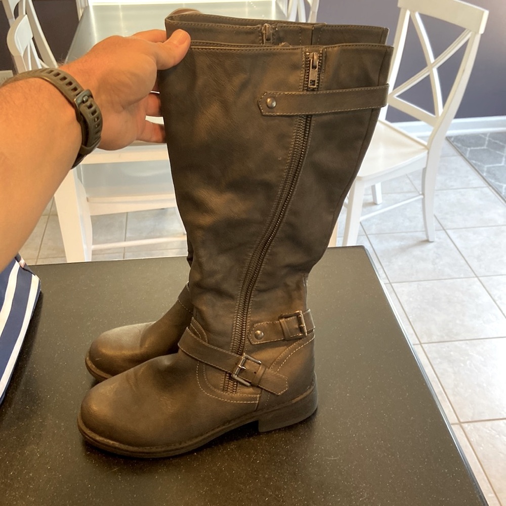 Maurice’s charcoal gray boots. Womens size 7.5. Side zip